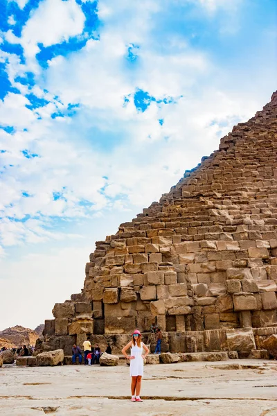 Menina perto da pirâmide no Cairo, Egito — Fotografia de Stock