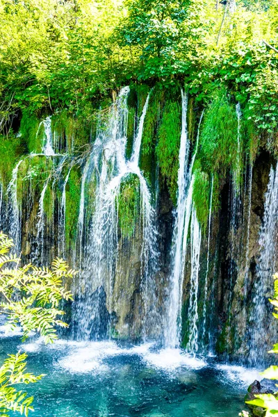 Cascata nel Parco Nazionale in Croazia — Foto Stock