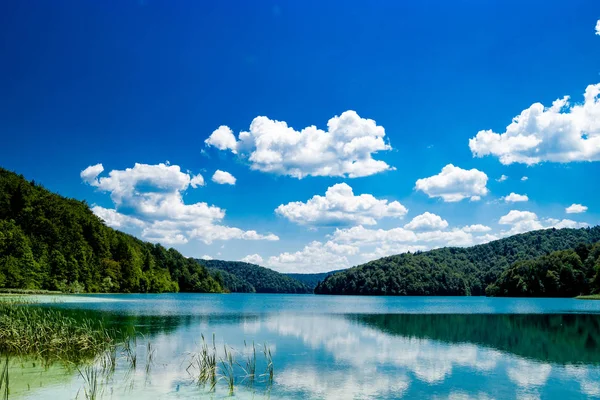 Reflexão nos lagos de Plitvice na Croácia — Fotografia de Stock