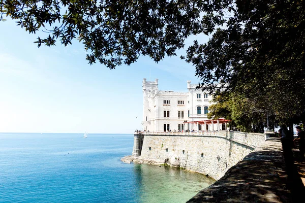 Miramare slottet på golfen av Trieste, Italien Stockbild