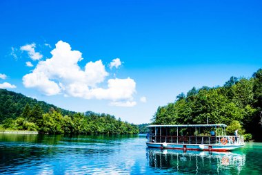 Plitvice Gölleri Hırvatistan'ın tekne yansıma