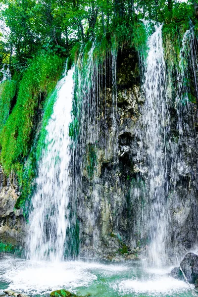 Cascata nel Parco Nazionale in Croazia — Foto Stock