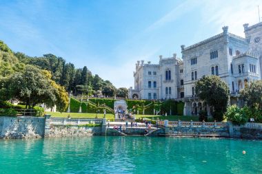 Miramare kale İtalya görüntüleyin