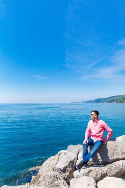 Arka planda İtalya denizde