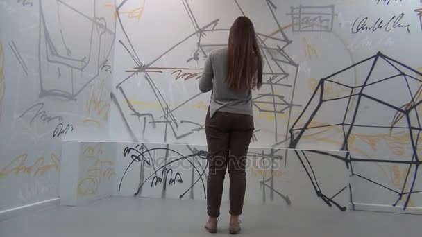 Mujer mirando la pared de graffiti — Vídeo de stock