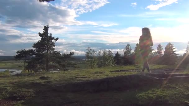 Kvinnan promenader på en stenig kulle — Stockvideo