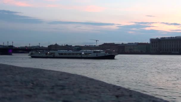 Przekraczania rzeki w Saint-Petersbourg — Wideo stockowe