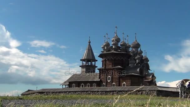 Koń rysowane przejażdżki dorożką, przed Landmark — Wideo stockowe