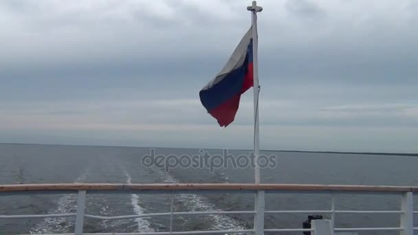 Russische vlag op een schip — Stockvideo