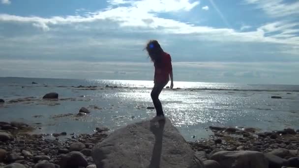 Женщина танцует на закате на пляже — стоковое видео