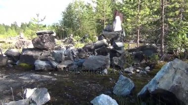 Parkta tek başına yürüyen bir kadın casusluk