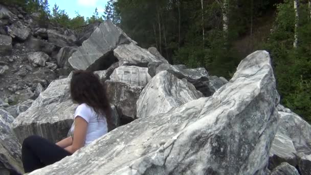 Woman hiding from someone in the forest — Stock Video