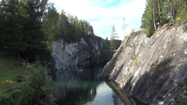 Mountain river med en liten båt — Stockvideo