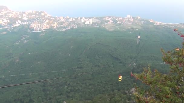 Ferrocarril funicular en montañas — Vídeos de Stock