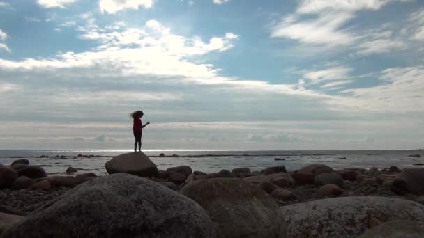 Mulher dança na costa ao nascer do sol — Vídeo de Stock