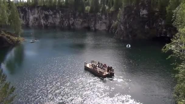 山の湖を渡って航海 — ストック動画