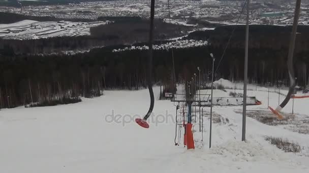 Skiërs liften met geen mensen in de winter — Stockvideo