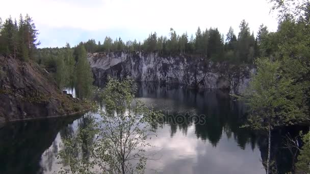 Gente volando sobre el lago en una tirolina — Vídeo de stock