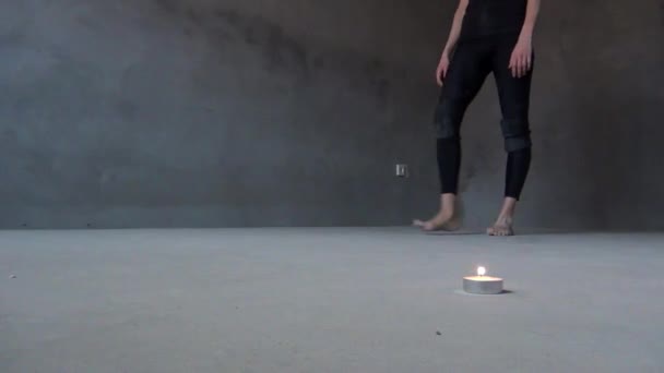 Kidnapped woman walking barefoot in an empty room — Stock Video