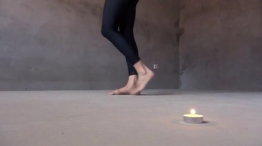 Kadın dışarı çerçeve sessizce yürüyor.. 