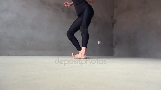 Mulher dança sensualmente descalça em um quarto vazio, sozinha . — Vídeo de Stock