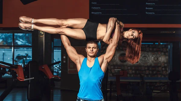 atletik erkek fitness kız üzerinde himsself spor salonunda ağırlık kaldırdı
