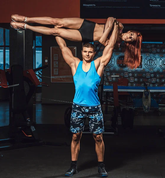 atletik erkek fitness kız üzerinde himsself spor salonunda ağırlık kaldırdı