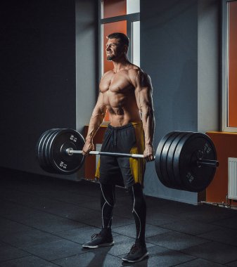 Deadlift ile ağır halter yapan Avrupa beyaz atletik erkek. adam halter kaldırma pencere karşısında. ağırlık kaldırma duygusal anlar yaşanıyor. duygusal içinde jimnastik salonu kaldırma. spor salonunda poz