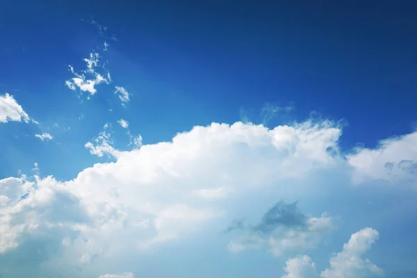 Zachmurzone błękitne niebo — Zdjęcie stockowe