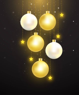 Yıldızlı gecede asılı Noel baloları