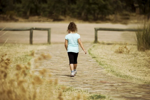 Ragazzo solitario che se ne va — Foto Stock