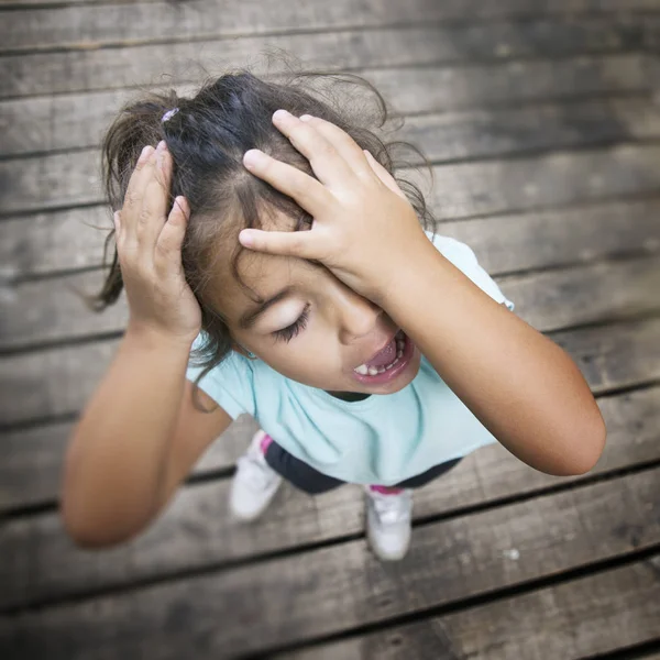 Triste menina segurando cabeça — Fotografia de Stock