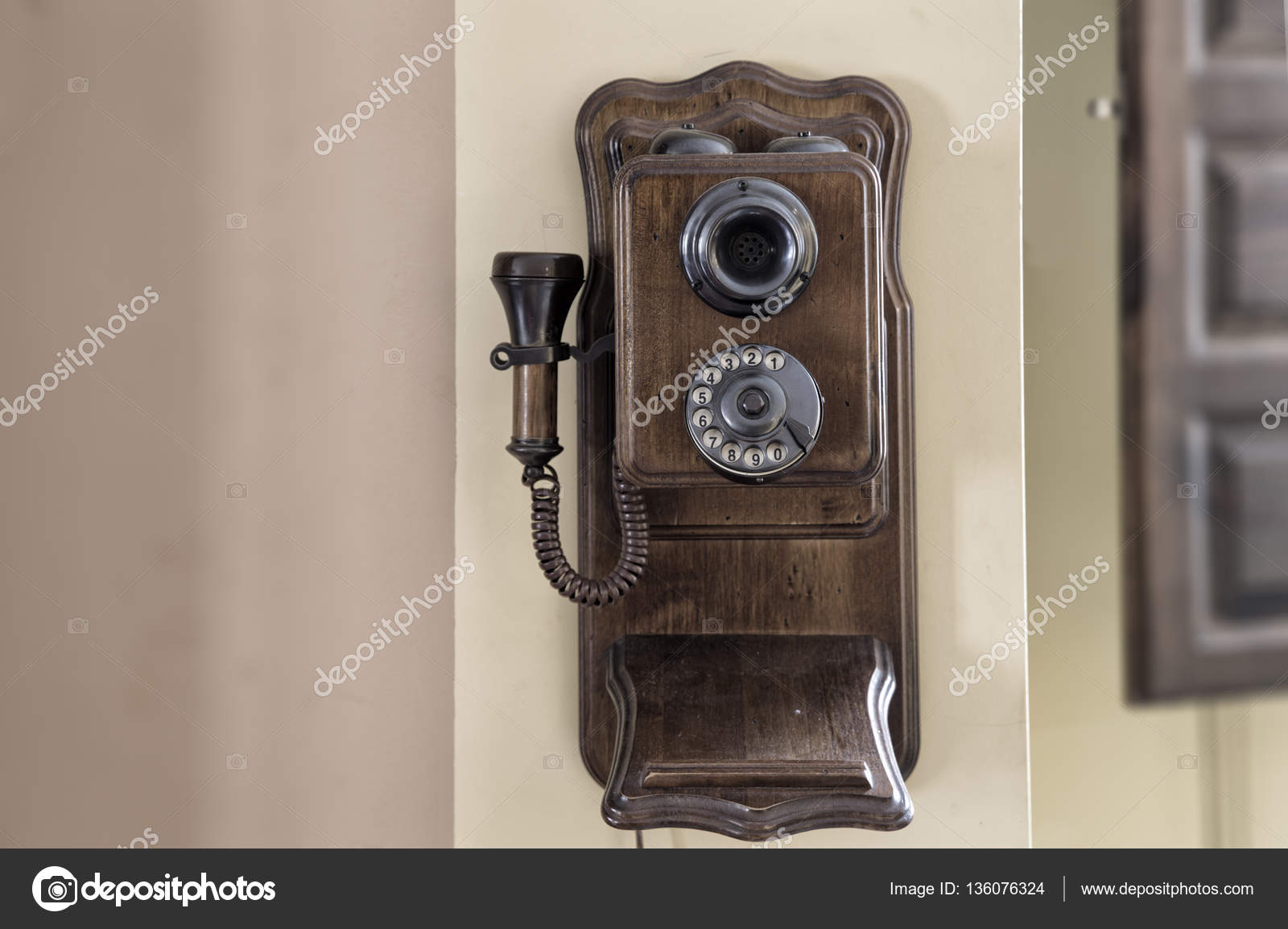 Деревянный телефон стоковое фото ©erllre 136076324
