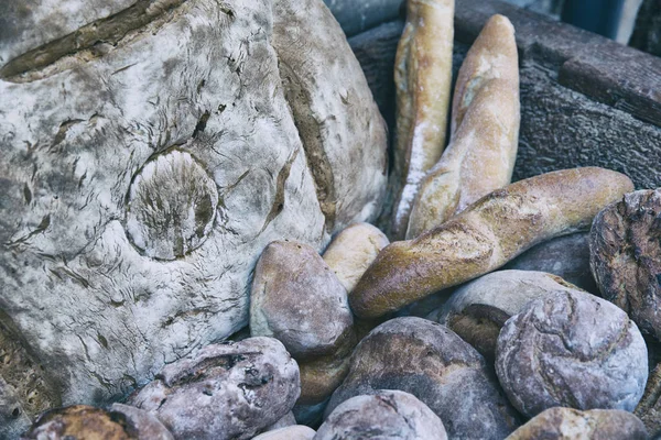 Pane diverso ricoperto di farina — Foto Stock