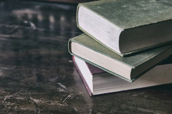 Bücher liegen auf dem Tisch — Stockfoto