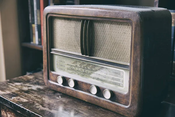 Деревянное ретро-радио — стоковое фото
