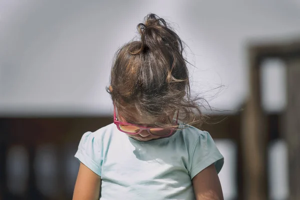 Niña mirando hacia abajo —  Fotos de Stock