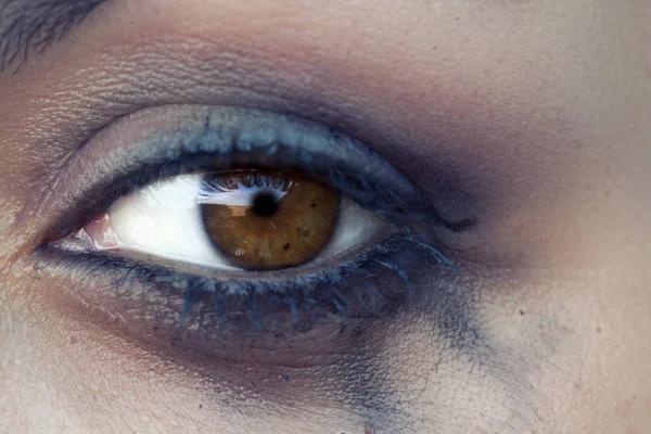 The eye with bleeding mascara — Stock Photo, Image