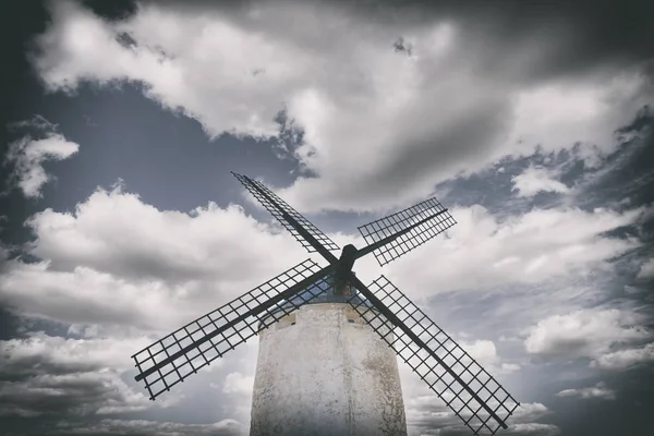 古老的风车在多云的天空。西班牙卡斯蒂利亚拉 — 图库照片