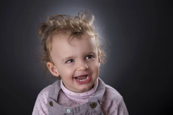 Blond liten flicka skrattar — Stockfoto