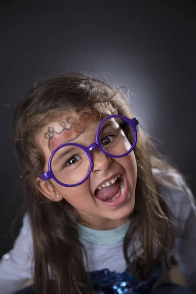 面白い 4 年の女の子の顔を作る — ストック写真