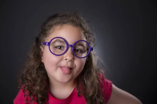 Fem år tjej sticker ut tungan — Stockfoto