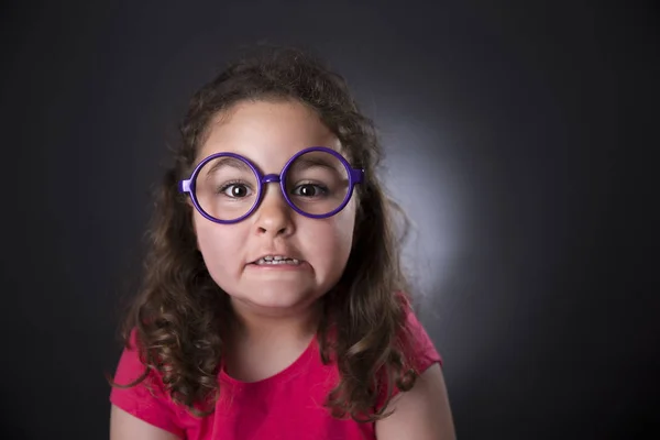 Lustige fünf Jahre Mädchen macht Gesichter — Stockfoto