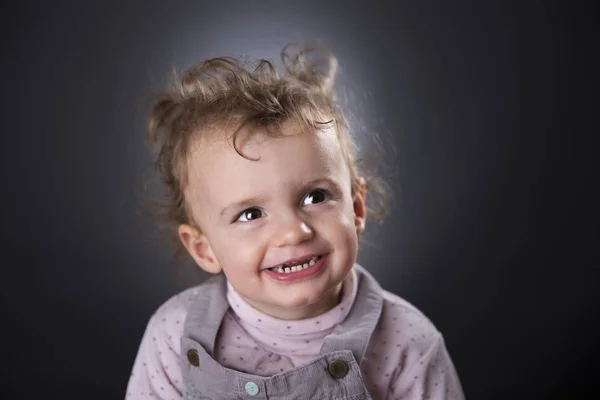 Blond liten flicka skrattar — Stockfoto