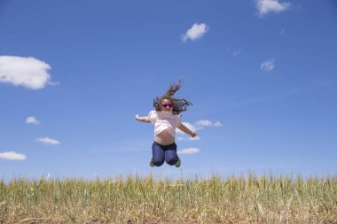 Küçük kız zıplıyor.