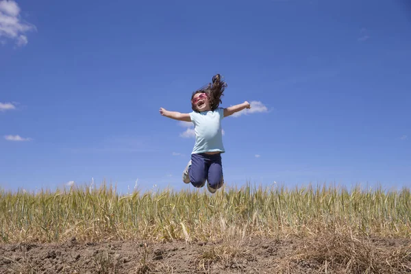 Ragazzina che salta — Foto Stock