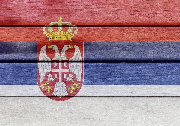 Sérvia bandeira em uma madeira — Fotografia de Stock