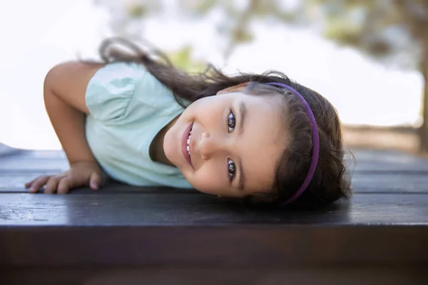 Niña de cinco años sonriendo —  Fotos de Stock