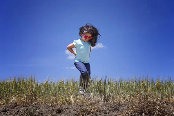 Menina no campo — Fotografia de Stock