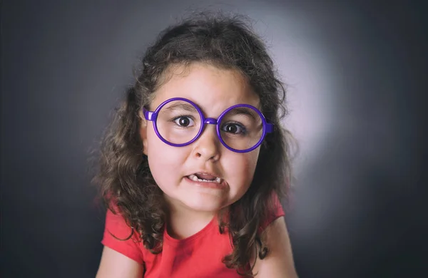 Roliga sex år flicka gör grimaser — Stockfoto